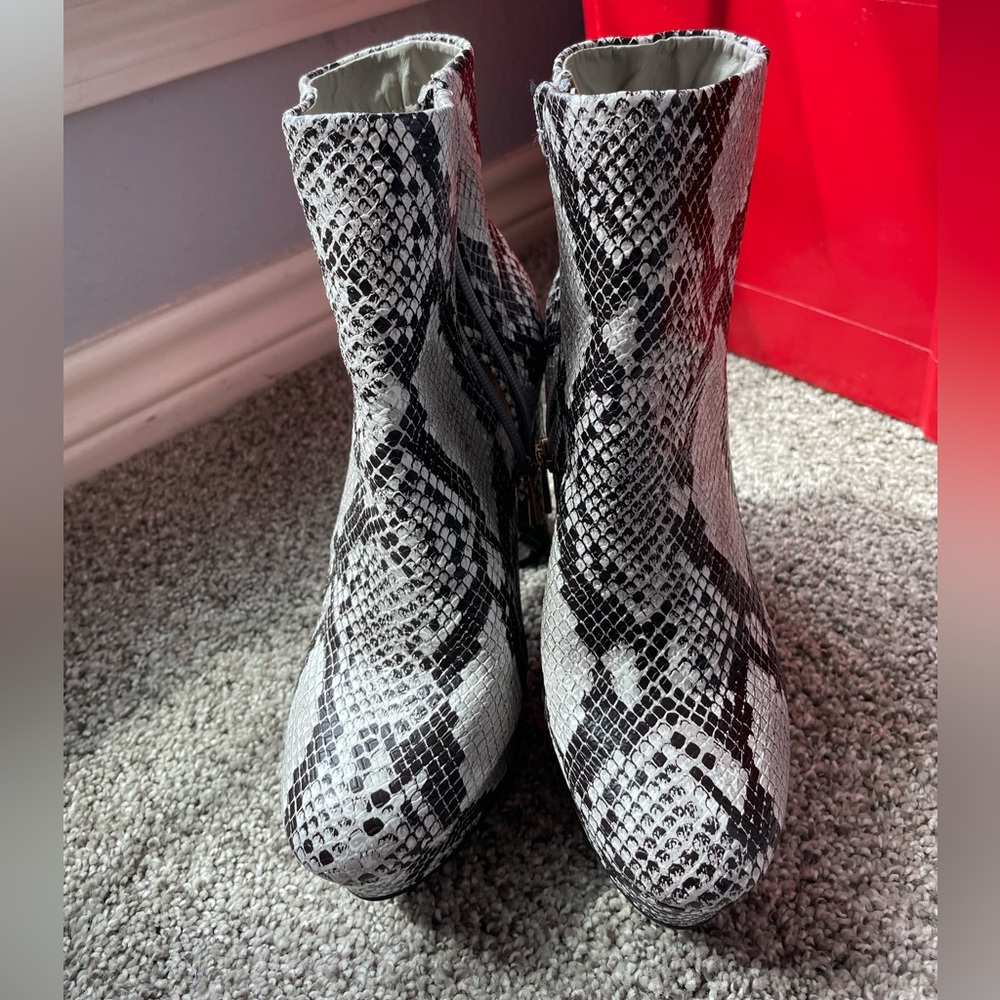 MROUGE GRAY SNAKESKIN PLATFORM
ANKLE BOOT size 6